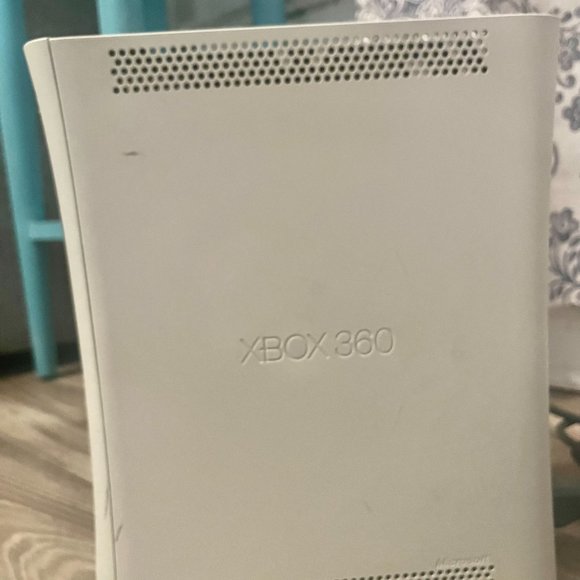 XBOX 360 Console and Wireless Adapter with 3 Games - Picture 4 of 8